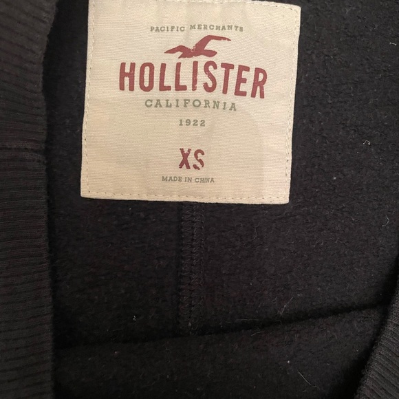 COPY - Hollister Classic Black Crewneck Sweater - Picture 4 of 4